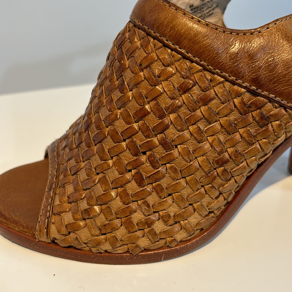 FRYE Sofia Women's Heels Sandals Size Brown Woven Leather Buckle 4" Heel size 8 - Picture 3 of 14